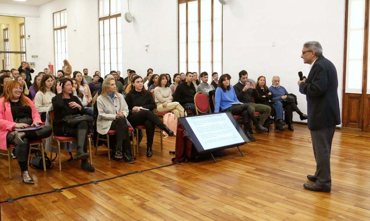 El especialista Balaji Parthasarathy disertó en Santa Fe. El especialista Balaji Parthasarathy disertó en Santa Fe.