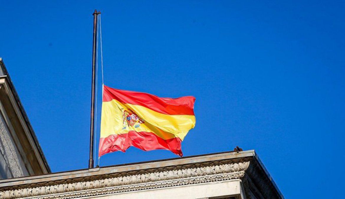 La bandera a media asta en Espa&ntilde;a por el luto.&nbsp;
