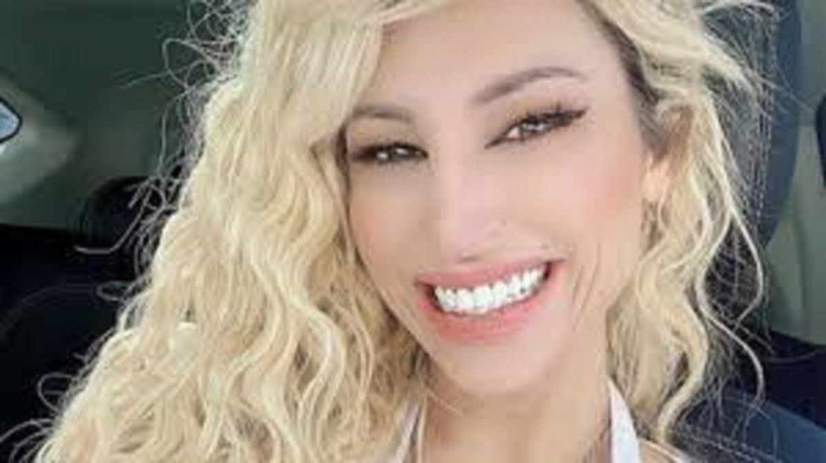 Vicky Xipolitakis y su bizarra manera de publicitar un producto.