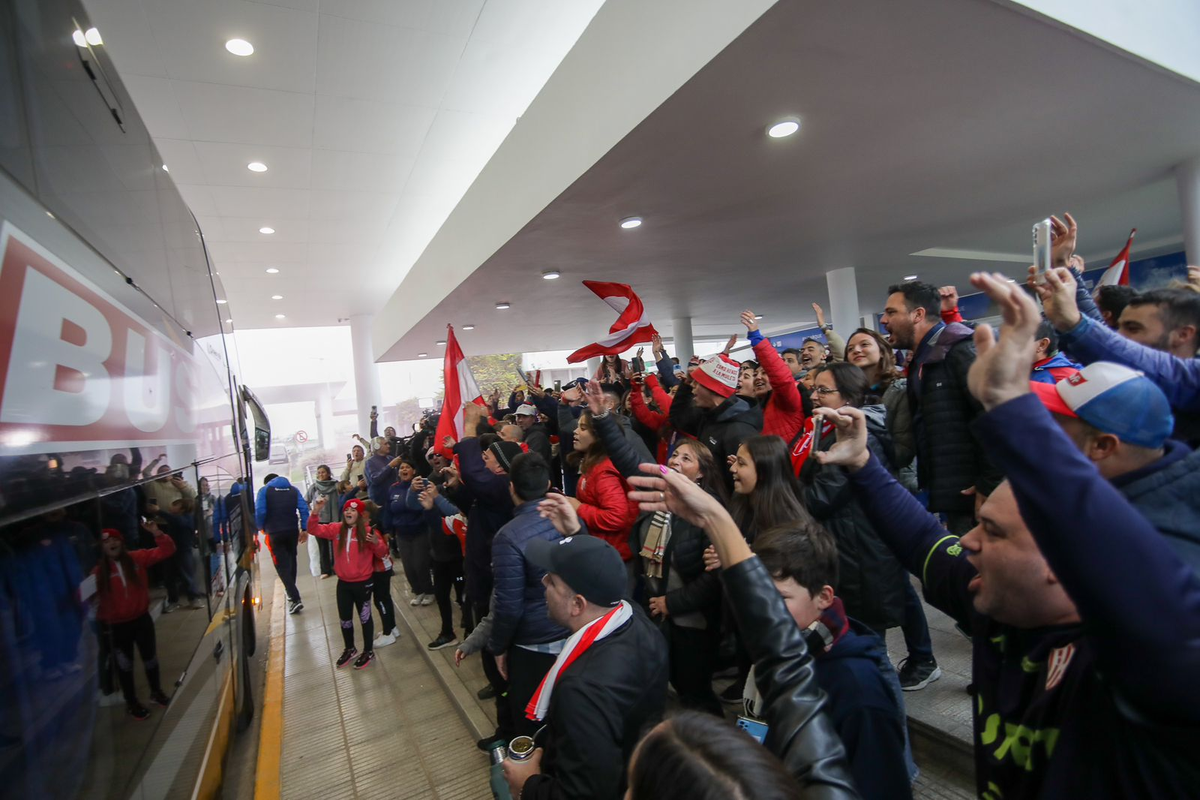 Hinchas de Unión despidieron al plantel en el aeropuerto. Foto: Prensa club Unión. Hinchas de Unión despidieron al plantel en el aeropuerto. Foto: Prensa club Unión.