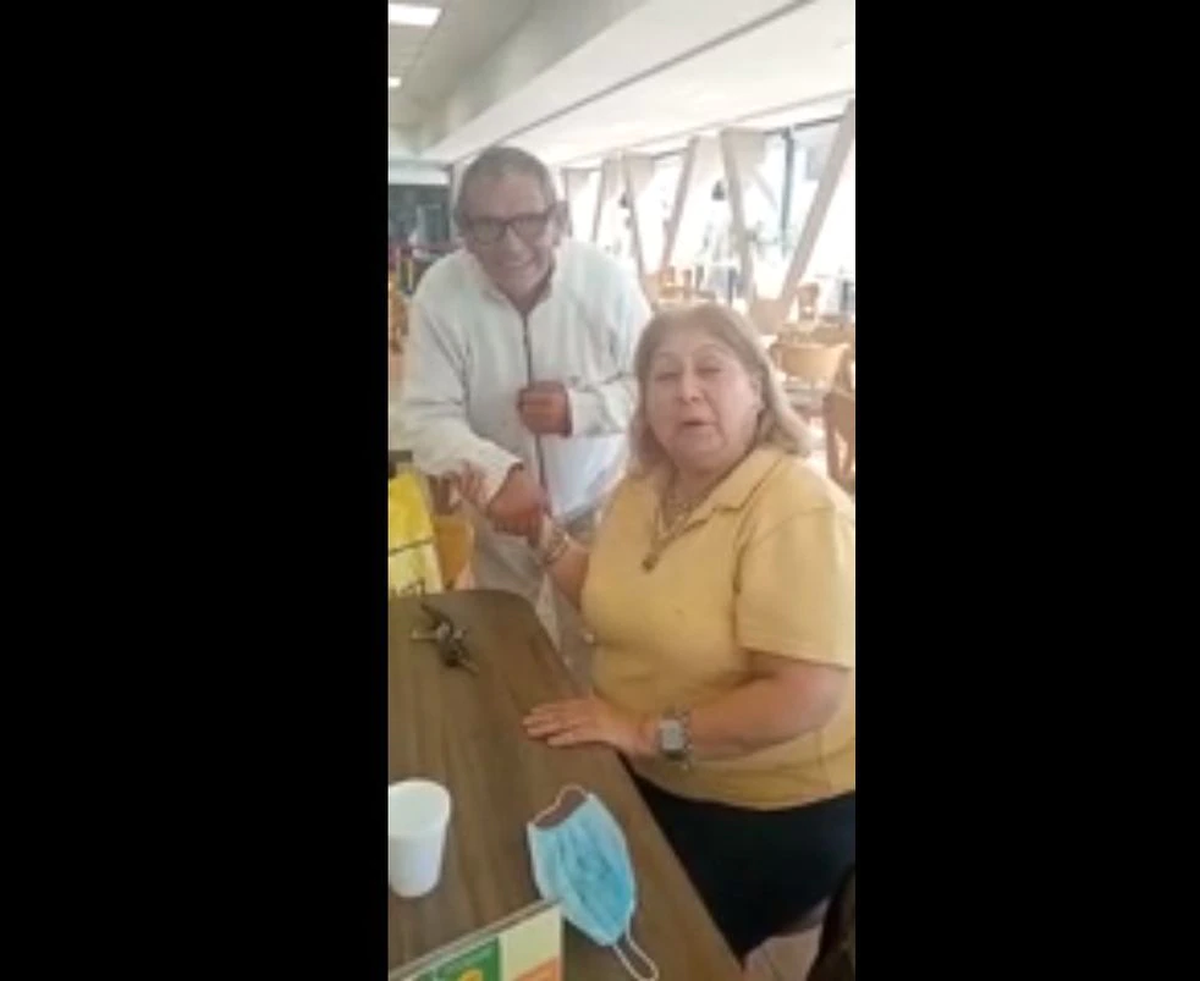 Huberto Rodríguez, el hombre de 63 años que viajó 1.500 kilómetros buscando trabajo, junto a Marta Foto: TN y La