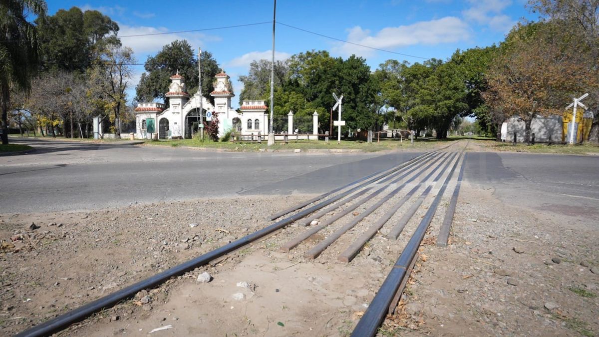 El tren arrastró la moto varios metros, hasta el cruce de las vías con Avenida General Paz, a la altura del Prado Español.