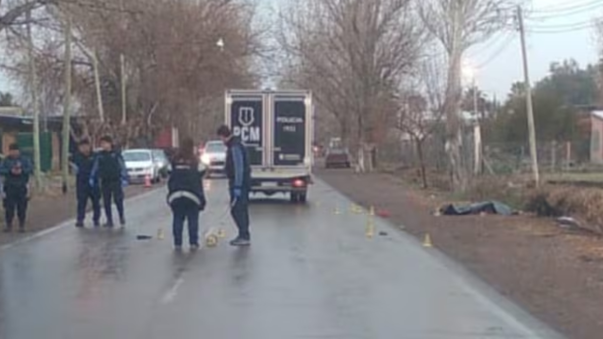 El perro no se despegó del cuerpo de su dueño. El perro no se despegó del cuerpo de su dueño.