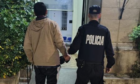 La Policía interceptó al sospechoso durante la madrugada en barrio Los Hornos de Santa Fe. La Policía interceptó al sospechoso durante la madrugada en barrio Los Hornos de Santa Fe.