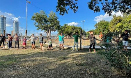 Los vecinos abrazaron la plaza donde, en principio, se construirá el jardín de infantes. Los vecinos abrazaron la plaza donde, en principio, se construirá el jardín de infantes.