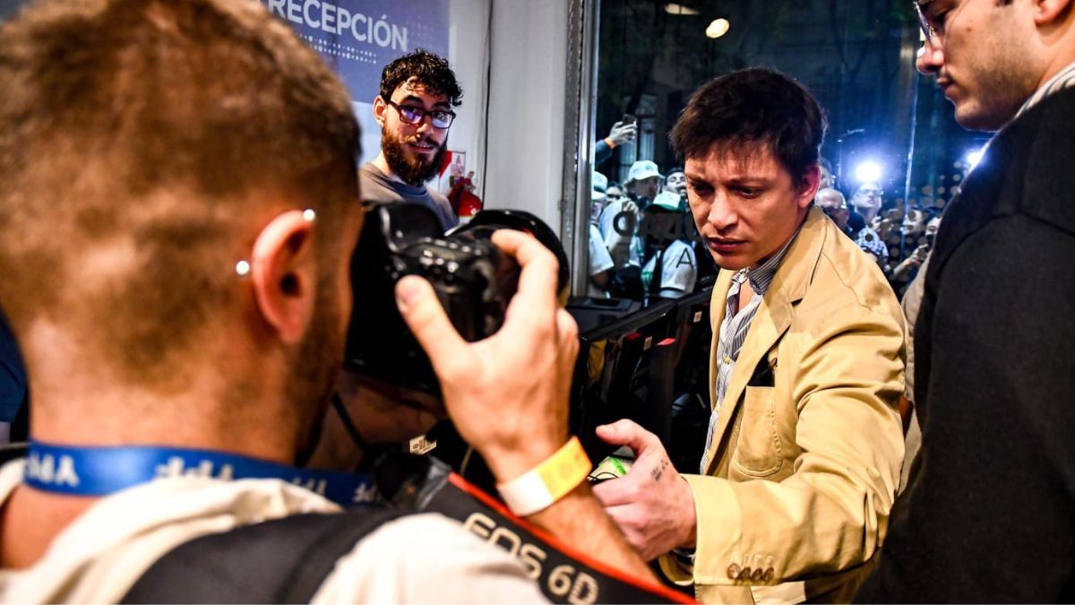 Santiago Caputo le tomó una foto con su celular a la credencial del fotógrafo de Tiempo Argentino