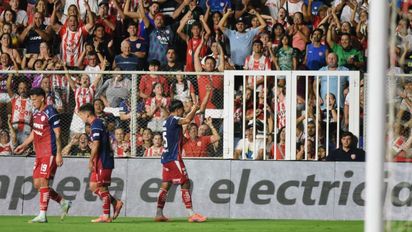 Unión se floreó y goleó por 4 a 0 a Gimnasia de Mendoza en el 15 de Abril