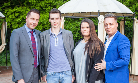 Un joven se casó con su ex suegro, y quien fue su novia donará óvulos para que tengan un hijo Un joven se casó con su ex suegro, y quien fue su novia donará óvulos para que tengan un hijo