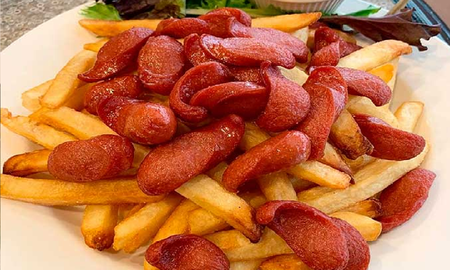 El famoso plato salchipapa es una comida muy popular en Centroamérica El famoso plato salchipapa es una comida muy popular en Centroamérica