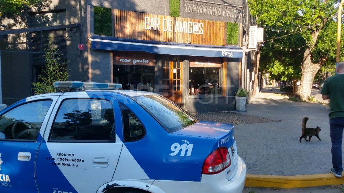 Vandalizaron el frente del bar Mitos en pleno barrio Candioti Norte