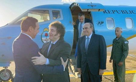 En su arribo a Corrientes, Javier Milei fue recibido por el gobernador Gustavo Valdés. En su arribo a Corrientes, Javier Milei fue recibido por el gobernador Gustavo Valdés.