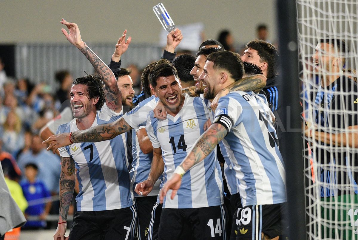 La Selección Argentina celebró su clasificación al Mundial 2026 con un baile y goleada ante Brasil por 4 a 1. La Selección Argentina celebró su clasificación al Mundial 2026 con un baile y goleada ante Brasil por 4 a 1.