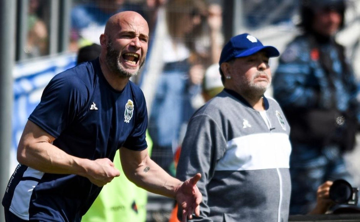 Sebastián Méndez junto a Diego Maradona en Gimnasia y Esgrima de La Plata.