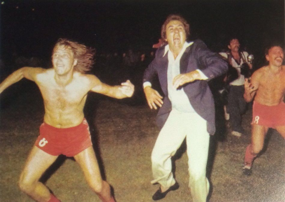 Enzo Trossero y José Omar Pastoriza desatan su alegría una vez terminado el encuentro.