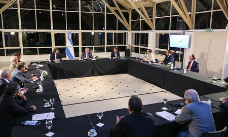 El presidente Alberto Fernández mantuvo hoy una reunión en la Residencia de Olivos con representantes de los trabajadores y de los empresarios del sector de la construcción para analizar la situación de la actividad ante las políticas que el gobierno nacional ha implementado en el marco de la pandemia de Coronavirus Covid-19. El presidente Alberto Fernández mantuvo hoy una reunión en la Residencia de Olivos con representantes de los trabajadores y de los empresarios del sector de la construcción para analizar la situación de la actividad ante las políticas que el gobierno nacional ha implementado en el marco de la pandemia de Coronavirus Covid-19.