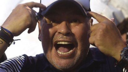 El vicepresidente del Lobo se disfrazó de delivery para renovar el contrato de Maradona