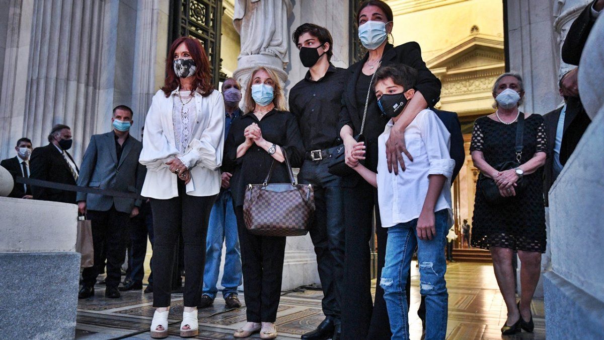 La presidenta del Senado, Cristina Kirchner, recibió el féretro del fallecido expresidente Carlos Menem, tal como marca el protocolo para estos casos.