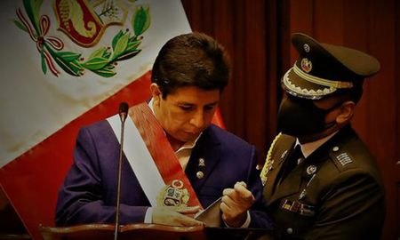 Horas después de dar un golpe de Estado, el ahora vacado presidente de Perú, Pedro Castillo, salió de Palacio de Gobierno y se trasladó a la sede de la prefectura, en la avenida España, donde fue detenido. Horas después de dar un golpe de Estado, el ahora vacado presidente de Perú, Pedro Castillo, salió de Palacio de Gobierno y se trasladó a la sede de la prefectura, en la avenida España, donde fue detenido.