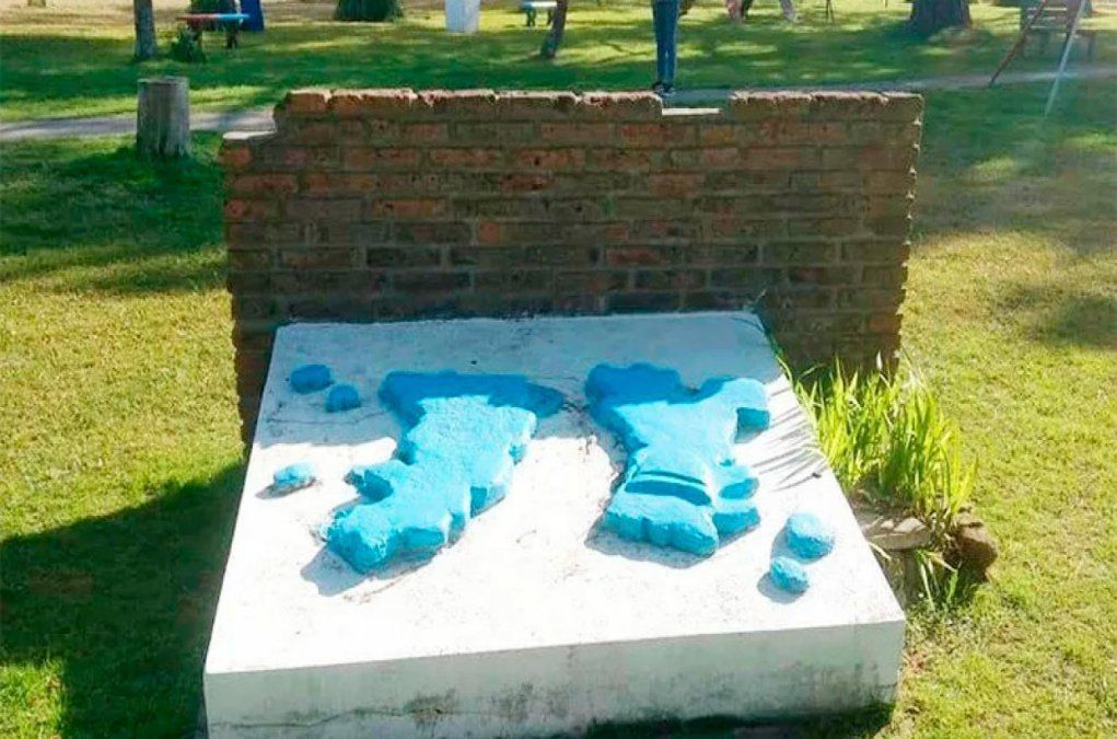 Se derrumbó parte de un monumento y aplastó a una niña