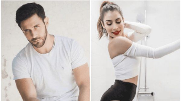 María León y Carlos Ferro a los besos apasionados en un bar