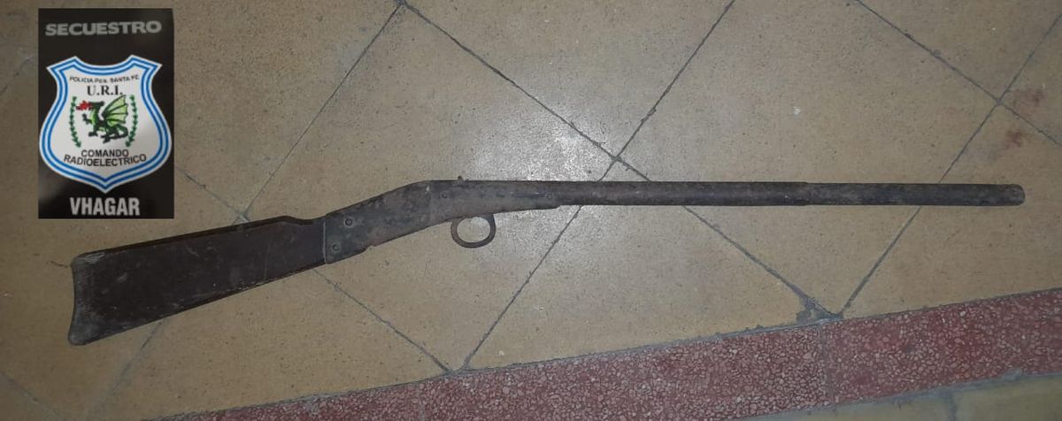 El arma secuestrada identificada por uno de los menores, como el elemento con el que su "padrastro" los amenazaba. El arma secuestrada identificada por uno de los menores, como el elemento con el que su "padrastro" los amenazaba.