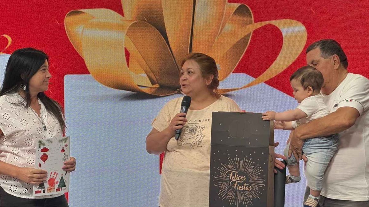 Muchas familias se acercaron a hacer su aporte para la campaña solidaria de AIRE y el Movimiento Los Sin Techo.