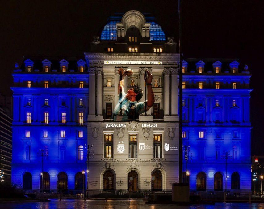 El Centro Cultural Kirchner, como otros edificios públicos, iluminó su fachada en homenaje a Diego Maradona.