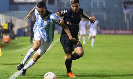 Gracias al triunfo en la ida, Independiente avanzó a octavos de la Copa Sudamericana tras igualar 1-1 en Tucumán ante Atlético. Gracias al triunfo en la ida, Independiente avanzó a octavos de la Copa Sudamericana tras igualar 1-1 en Tucumán ante Atlético.