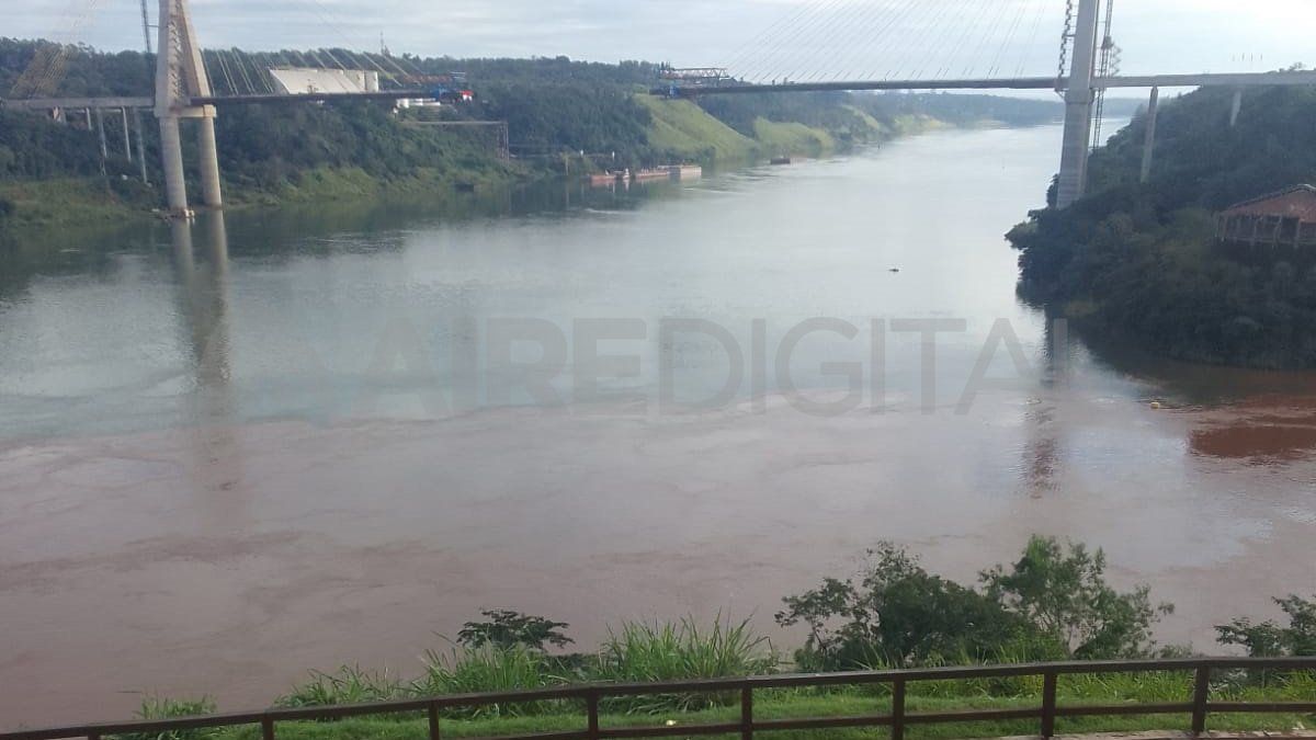 El nivel normal del Iguazú es de 15 metros y el pico máximo que alcanzó el viernes fue de 18 metros (el nivel de alerta es de 25 metros). Gentileza: Omar Specchiulli.