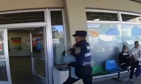 El vídeo: un niño de 2 años fue rescatado por la policía cuando se ahogaba con comida en Córdoba. El vídeo: un niño de 2 años fue rescatado por la policía cuando se ahogaba con comida en Córdoba.