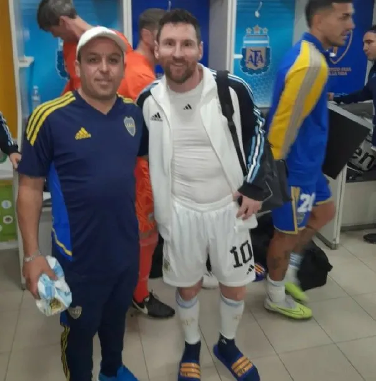 A Lionel Messi se lo pudo ver finalmente con unas ojotas de Boca en la previa del partido en la Bombonera.