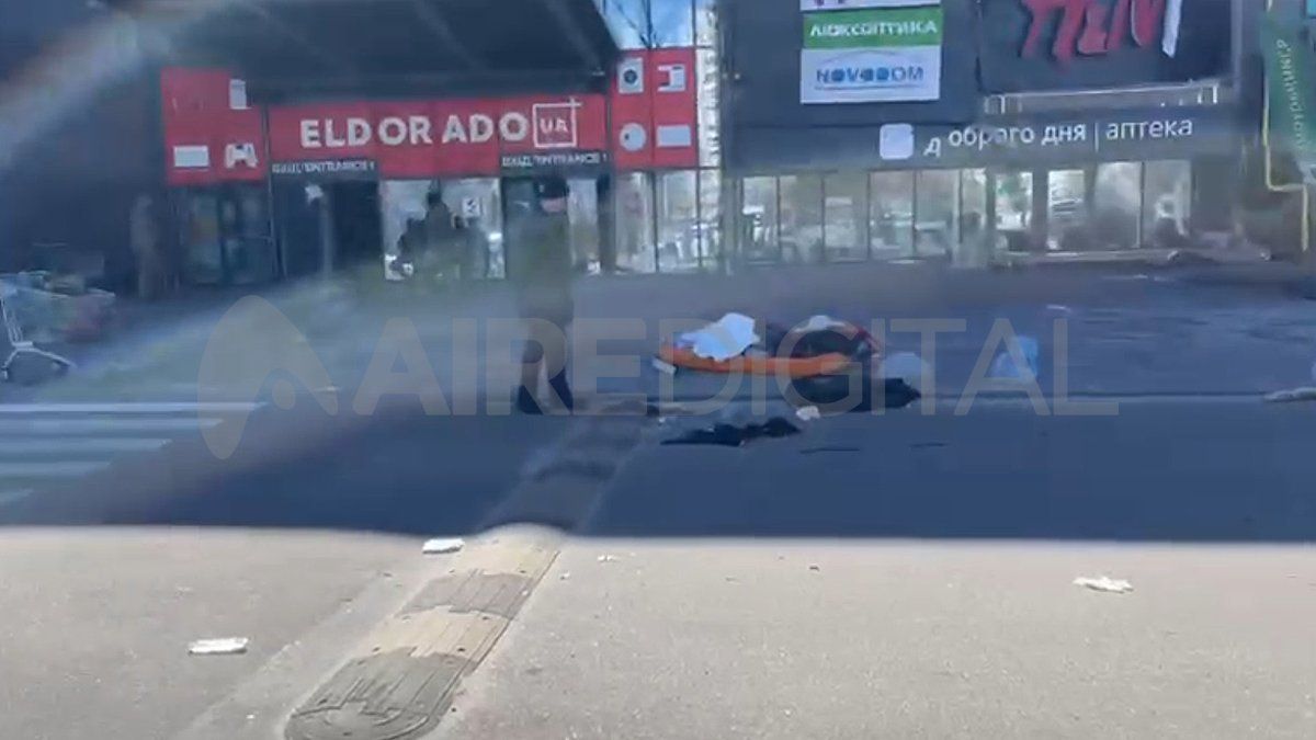 En el lugar donde se produjeron las detonaciones también estaba en la vereda de enfrente un móvil del canal qataría Al Jazeera. Realizaban imágenes sobre las consecuencias del ataque al shopping Retroville.