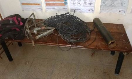 Entre los elementos robados, la Policía encontró cables, alargues y pedazos de hierro. Entre los elementos robados, la Policía encontró cables, alargues y pedazos de hierro.