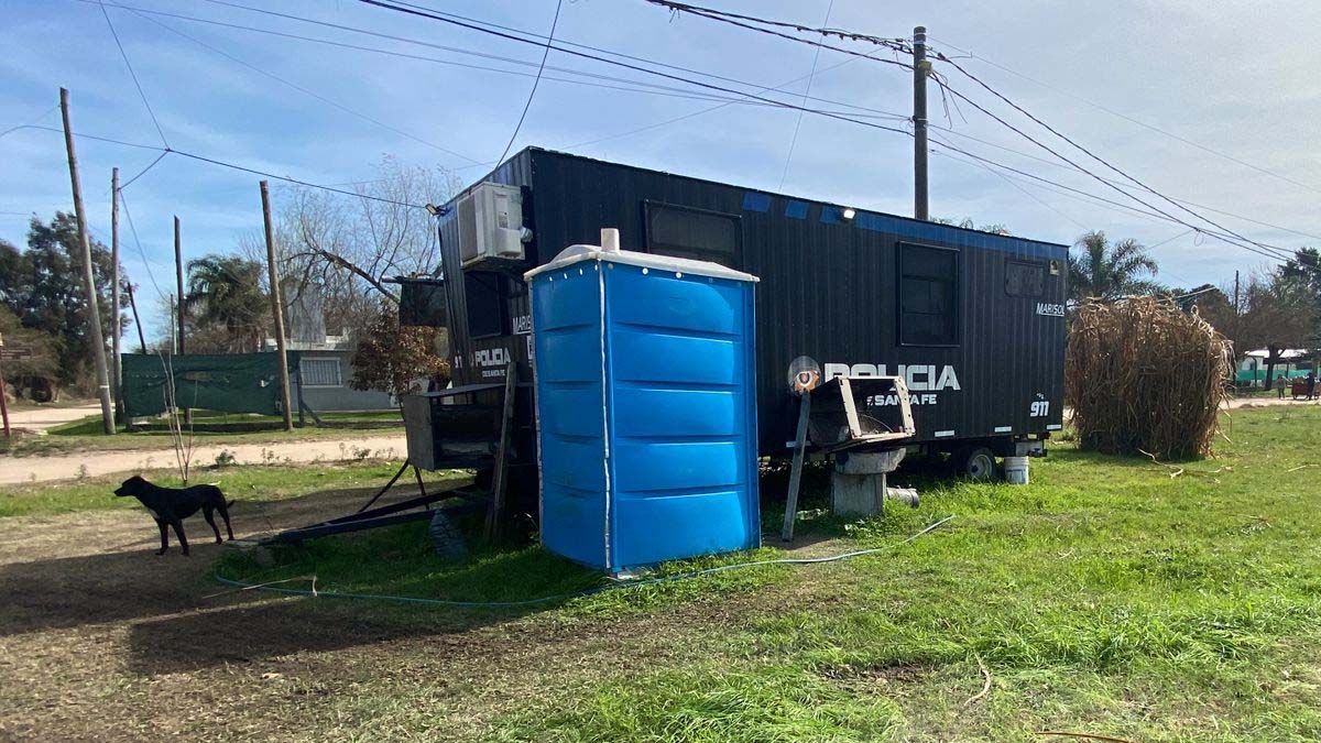 Un grupo de adolescentes se filmó intentando prender fuego un patrullero ubicado en un destacamento que tiene la Policía en Colastiné.