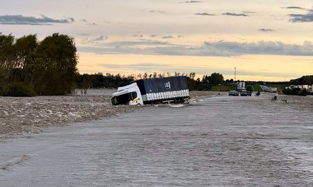 Hace una semana las lluvias anegaron totalmente la autopista Rosario-Buenos Aires y el tránsito se interrumpió hasta este viernes por la tarde. Hace una semana las lluvias anegaron totalmente la autopista Rosario-Buenos Aires y el tránsito se interrumpió hasta este viernes por la tarde.