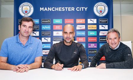 Josep Guardiola puso la firma y permanecerá otros dos años con el Manchester City. Josep Guardiola puso la firma y permanecerá otros dos años con el Manchester City.