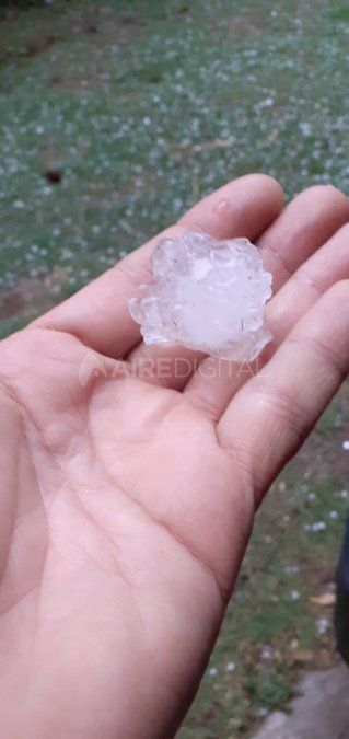 Desde Arroyo Leyes, oyentes de Aire de Santa Fe compartieron fotos de las piedras que cayeron en la mañana de este domingo.