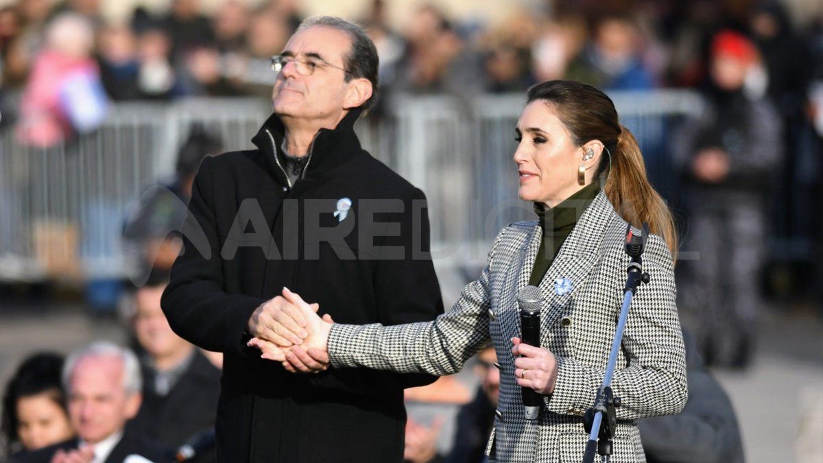 Soledad Pastorutti y Jorge Fandermole entonaron la canción Aurora.