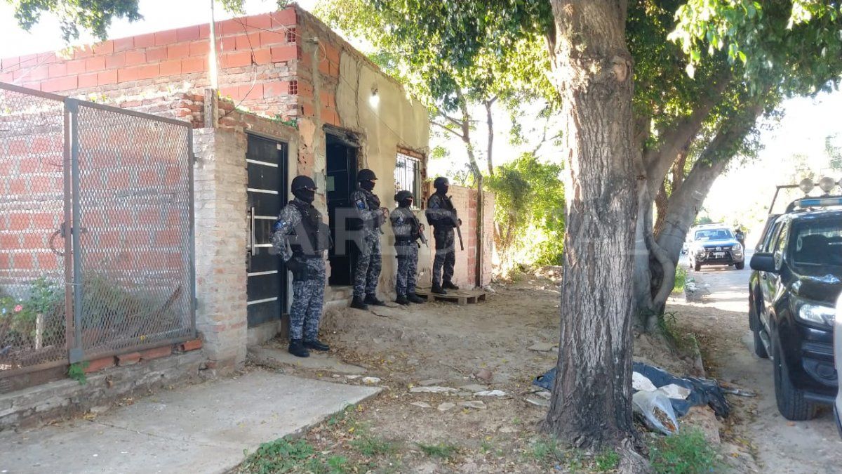 Al menos 10 allanamientos se realizan en el asentamiento La Carbonilla