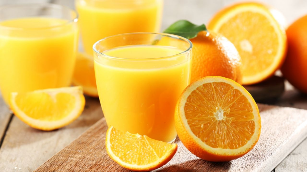 El jugo exprimido de naranja es muy rico y sencillo de preparar en casa. El jugo exprimido de naranja es muy rico y sencillo de preparar en casa. 