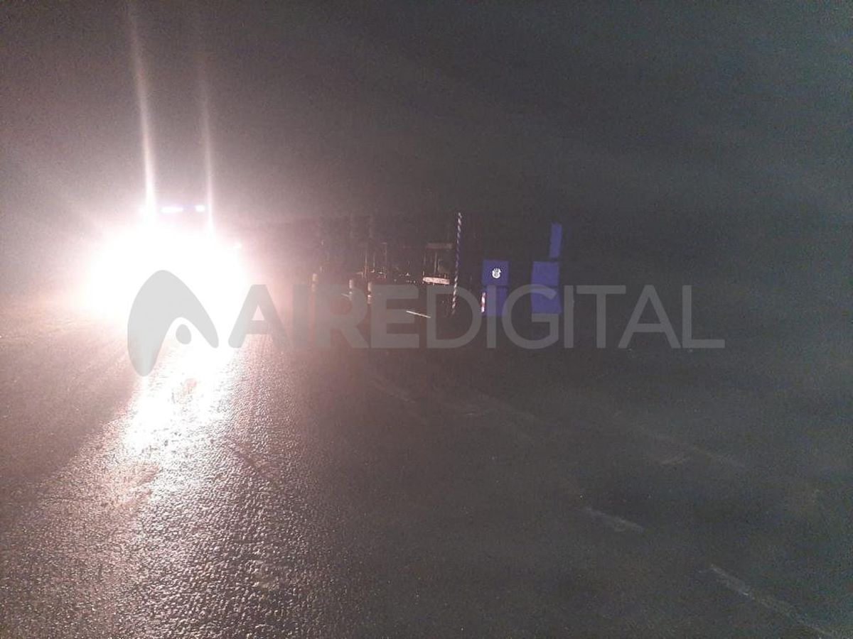 El camión era conducido por un hombre de 49 años cuyas iniciales son S. M. A., oriundo de la provincia de Córdoba, que resultó sin lesiones.