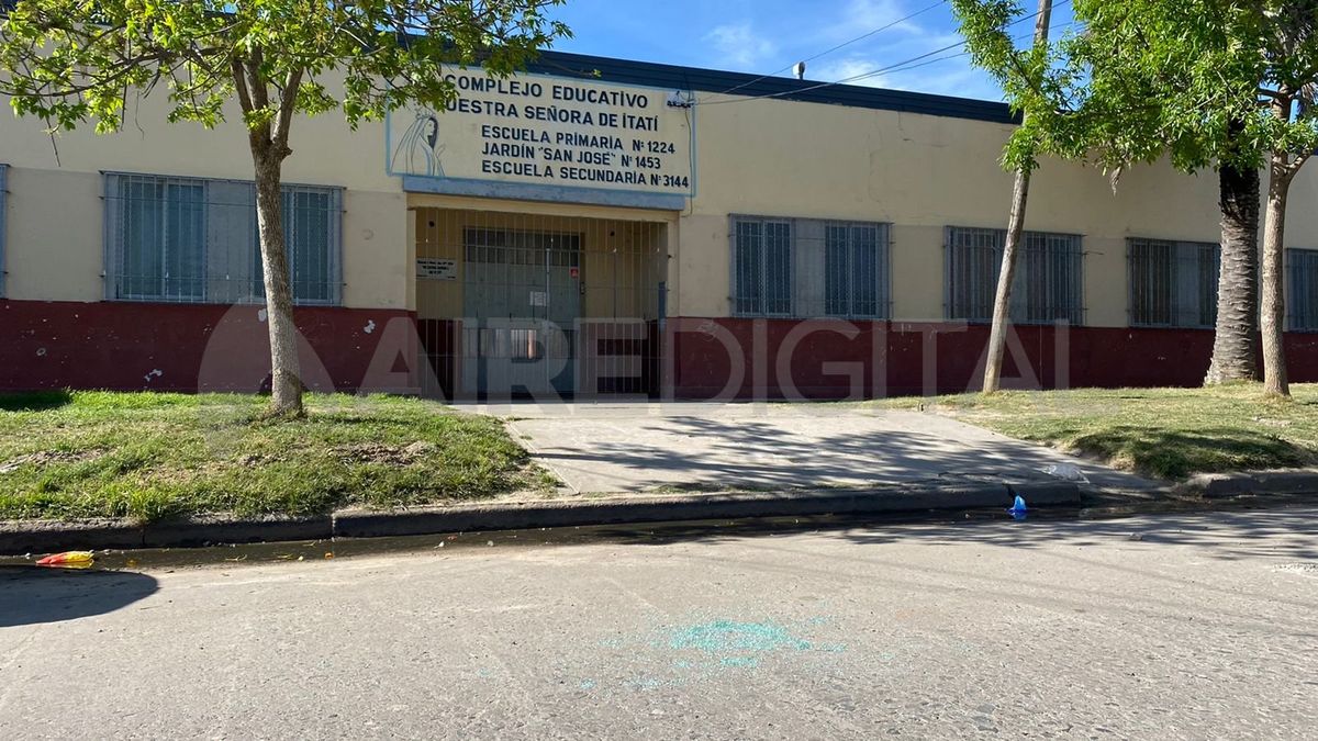 Este viernes a la madrugada apedrearon un patrullero que recorría las instalaciones del Complejo Educativo Nuestra Señora de Itatí tras una denuncia por presunto intento de robo.