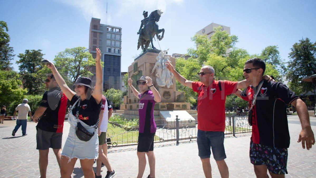 Los hinchas sabaleros coparon las calles de Río Hondo para alentar a los jugadores.