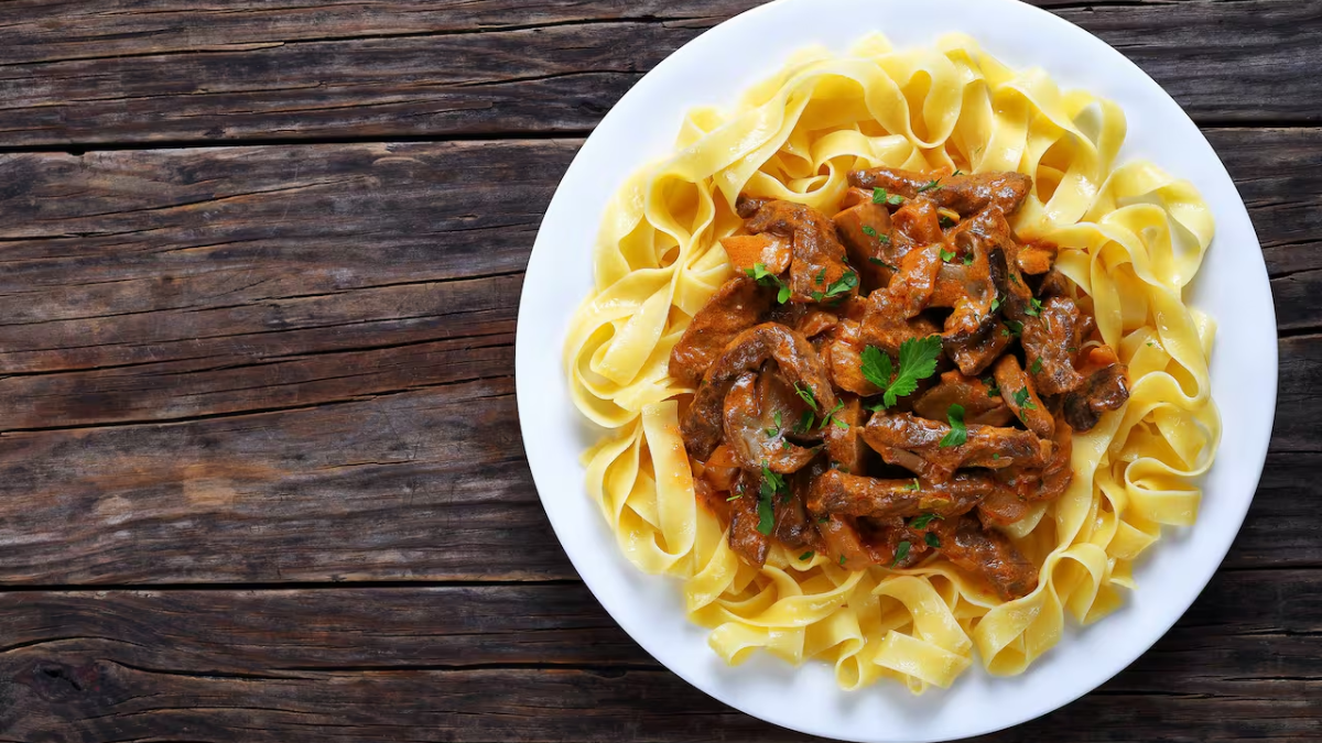 Receta de guiso de fideos con carne.