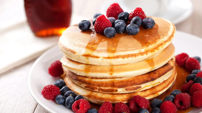 Cómo hacer pancakes esponjosos y originales: ideas para acompañar y sorprender