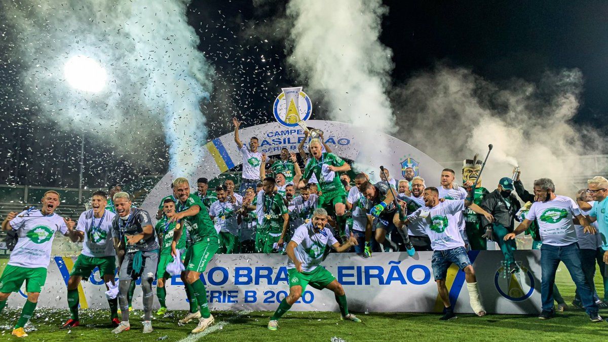 Raw emotions as Brazilian football club Chapecoense play first match since plane crash tragedy