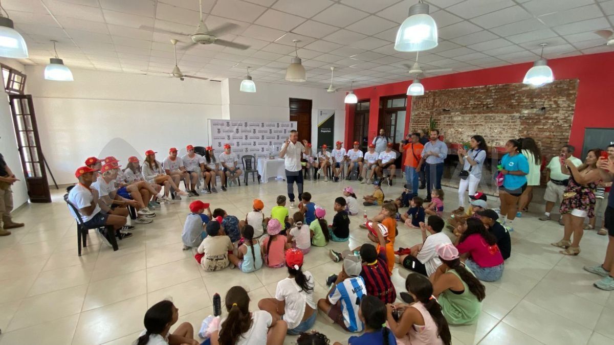 Uno de los momentos más destacados de la jornada fue la visita de los nadadores a la colonia de vacaciones de Santo Tomé. Uno de los momentos más destacados de la jornada fue la visita de los nadadores a la colonia de vacaciones de Santo Tomé. 