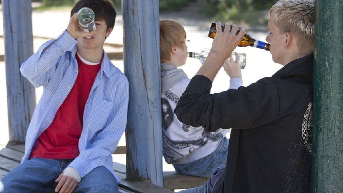 El 70% de los estudiantes secundarios consume bebidas alcohólicas, una práctica que muchas veces es facilitada por adultos que compran el alcohol para las fiestas. El 70% de los estudiantes secundarios consume bebidas alcohólicas, una práctica que muchas veces es facilitada por adultos que compran el alcohol para las fiestas.