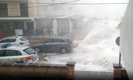 El temporal Gloria impactó el este de España el fin de semana, arrastrando fuertes vientos, lluvias torrenciales y nieve, y se desplazó posteriormente hacia el norte. El temporal Gloria impactó el este de España el fin de semana, arrastrando fuertes vientos, lluvias torrenciales y nieve, y se desplazó posteriormente hacia el norte.