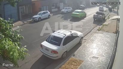 Impactante accidente en barrio Roma: un hombre que caminaba por la calle fue atropellado por un auto que conducía una mujer